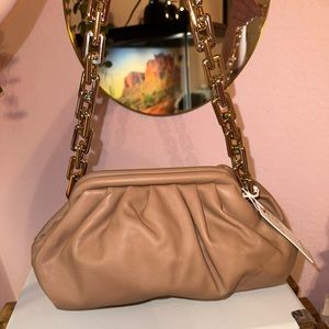 👛NUDE CLUTCH WITH GOLD CHAIN👛